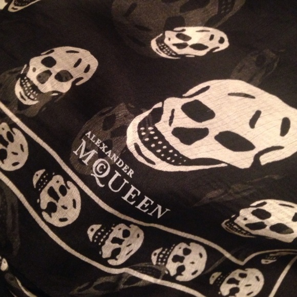 Alexander McQueen skull scarf