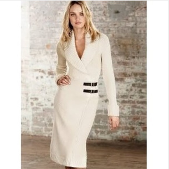 Sweater dress with buckles