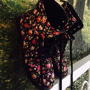 👠🌟Dr Martens " Hackney" flowery UK 6 US 8/ 8.5🎀