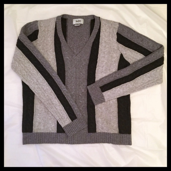 🍁🍂🍁🍂Cashmere V-neck Sweater.   🍂🍁🍂🍁 - Picture 1 of 4