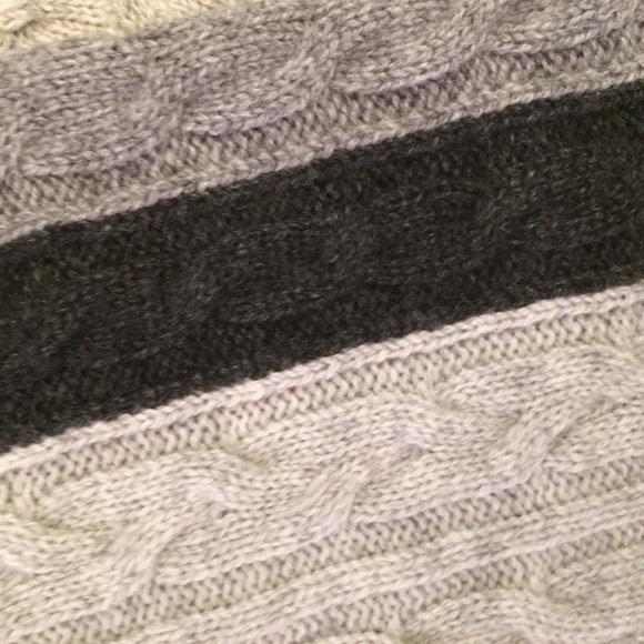 🍁🍂🍁🍂Cashmere V-neck Sweater.   🍂🍁🍂🍁 - Picture 2 of 4