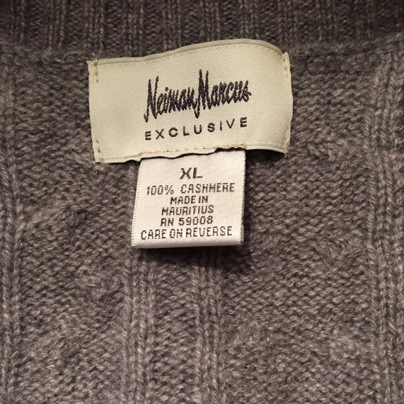 🍁🍂🍁🍂Cashmere V-neck Sweater.   🍂🍁🍂🍁 - Picture 3 of 4