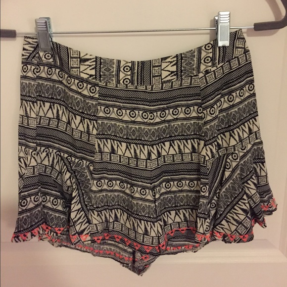 Super cute black and white lush skort