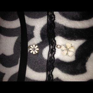 CUTE FLOWER CHOKERS!