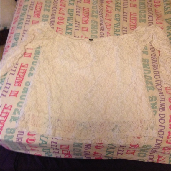 White off the shoulder shirt no tags worn once