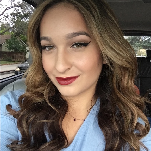 Meet your Posher, Alyssa