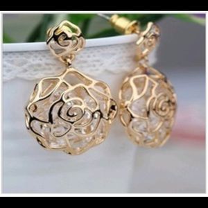 Gold flowers earrings with Crystals.