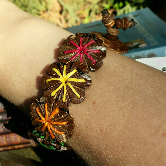 📗GWaC📗 Thai Flower Coconut Bracelet - Picture 2 of 3
