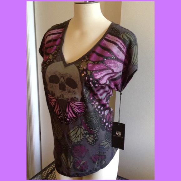 Skull with butterflies on gray top NWT HP 9:/22😍