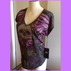 Skull with butterflies on gray top NWT HP 9:/22😍