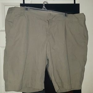 Women's khaki Bermuda shorts