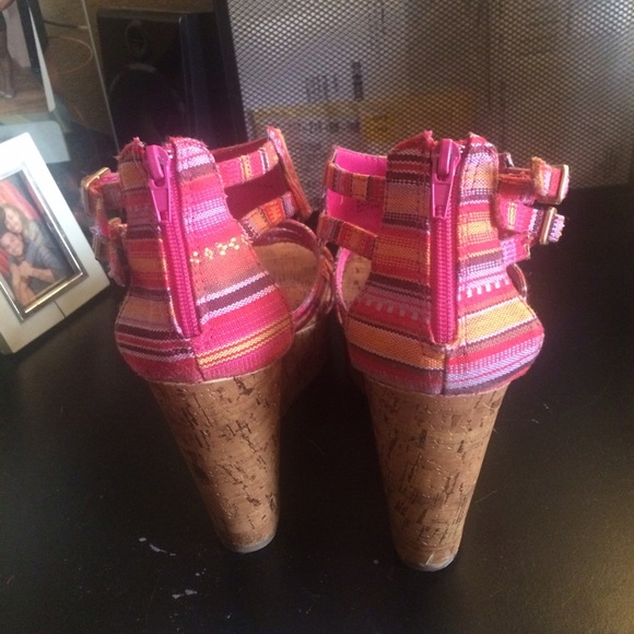 Tribal print wedges - Picture 2 of 3