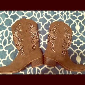 Suede cowboy boots with pattern cutout