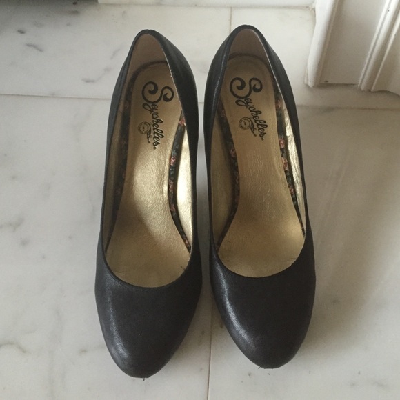 Seychelles Claasic black pumps.