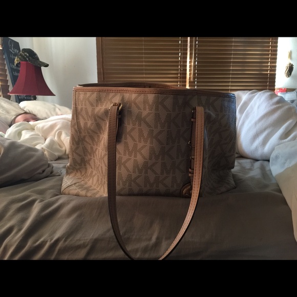 White Michael kors tote MUST GO!!!