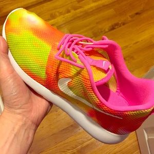 Nike Roshe size 7 pink orange bright tie dye
