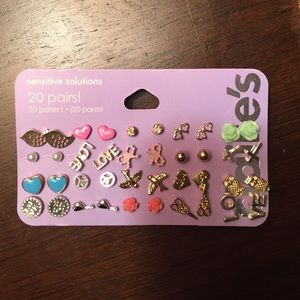 Buy two or more items and get this CLAIRE's free.