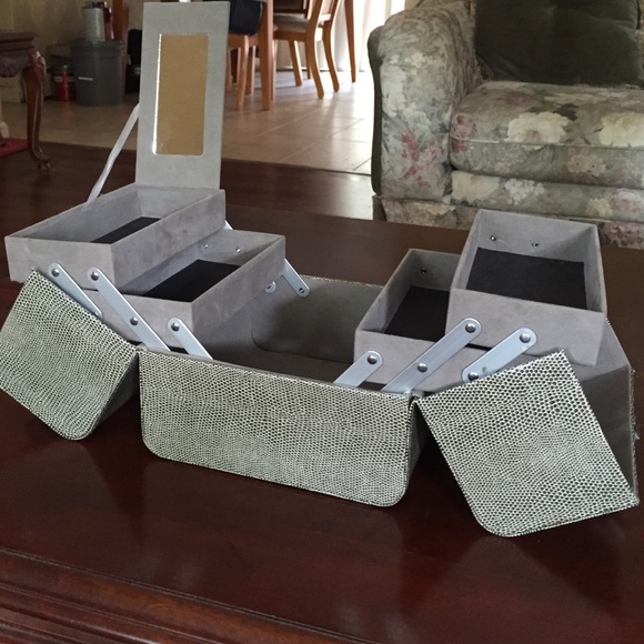 Awesome jewelry organizer