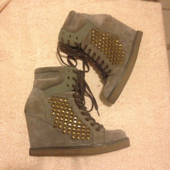 Report Nadja Grey Studded Suede Wedge Heels 8.5 - Picture 4 of 4