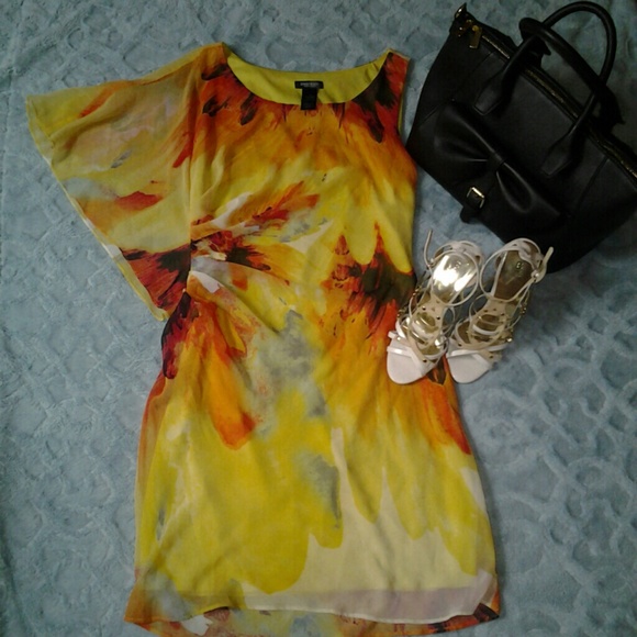 Beautiful yellow dress - Picture 2 of 3