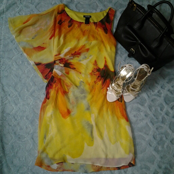 Beautiful yellow dress - Picture 3 of 3