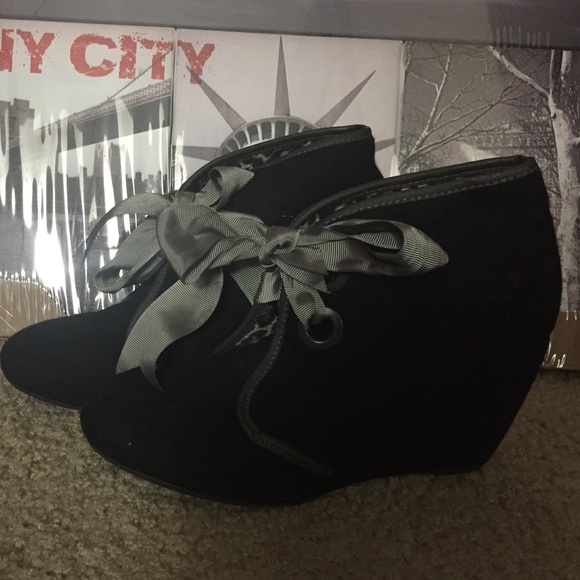 Black and grey wedges