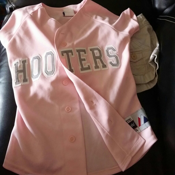 Hooters Pretty in Pink