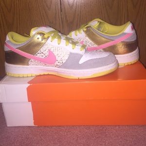 Women's NIKE low dunk. 6.0