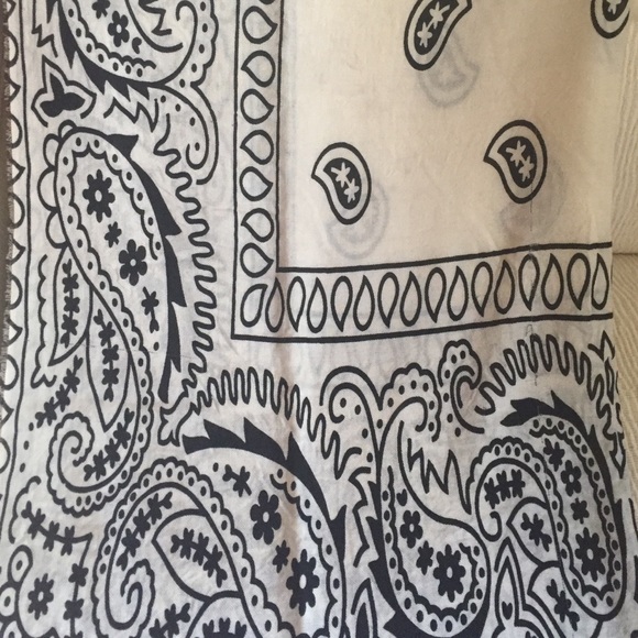 🍃💋 winter white and black Paisleys