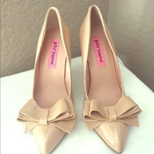 Nude patent leather bow pumps