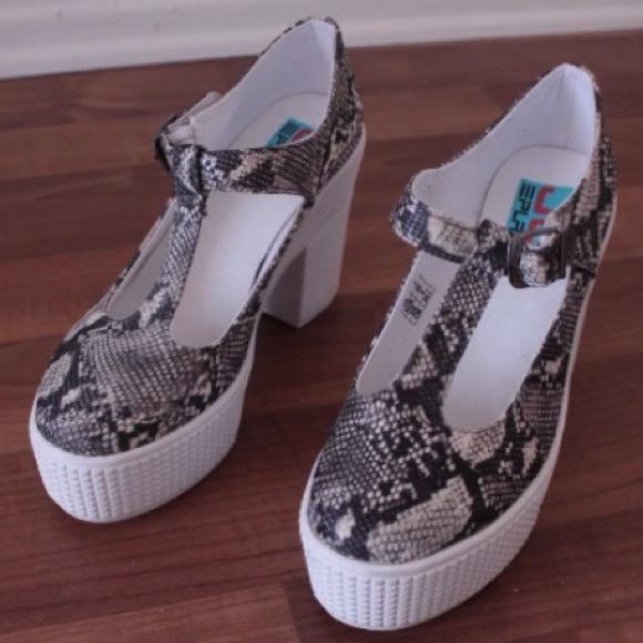 💞SALE💞Snake print JC platform