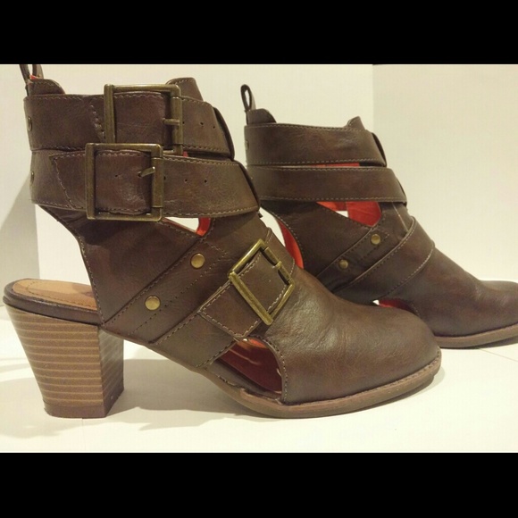 Buckle low cut Boot