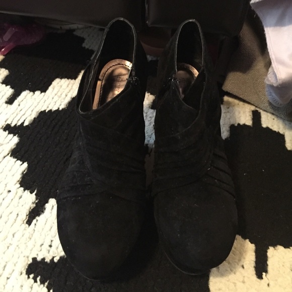 Black wedges