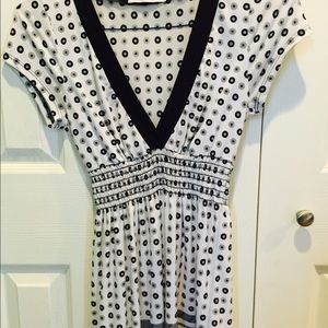 White and black stretch top with elastic in middle