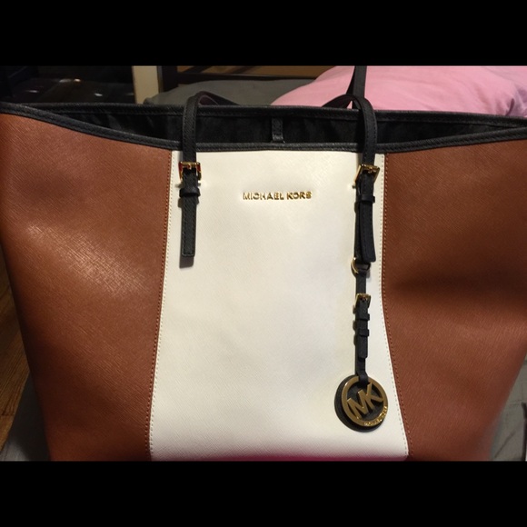 Michael Kors Handbags - BRAND NEW w/o tags Michael Kors LG Jetset Tote