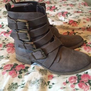 Grey boots with buckles