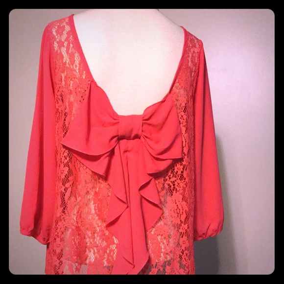 Back bow detail coral lace top. Size: medium