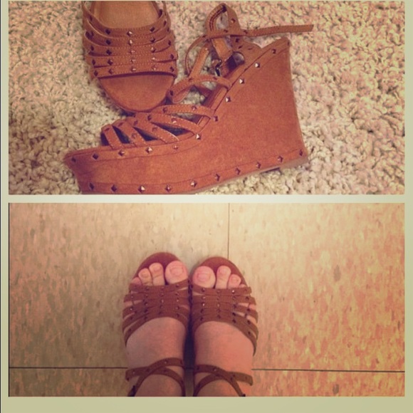 Caramel,studded wedges.