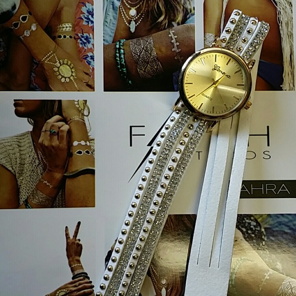 🌟LAST ONE!!🌟white blingy rhinestone wrap watch - Picture 2 of 4