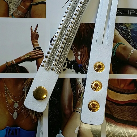 🌟LAST ONE!!🌟white blingy rhinestone wrap watch - Picture 3 of 4