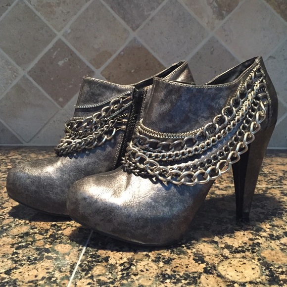 BKE Boots w/Chain Accents