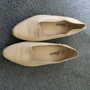 Faux beige snake skin pointy sneaker shoe.