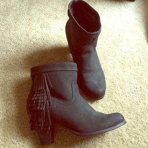 JUST FAB fringe black booties