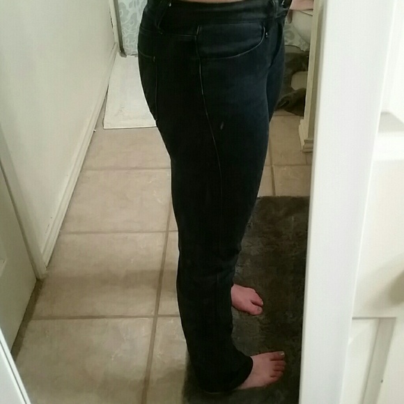 Elle dark wash jegging in a straight leg cut.