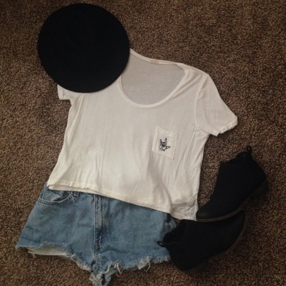 🔐 SOLD Brandy Melville Pocket logo shirt!