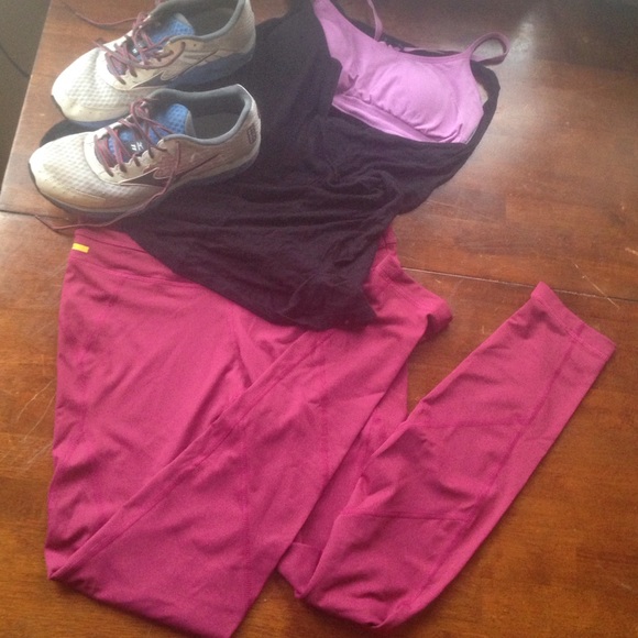 Maroon moisture-wicking running leggings w/ pocket