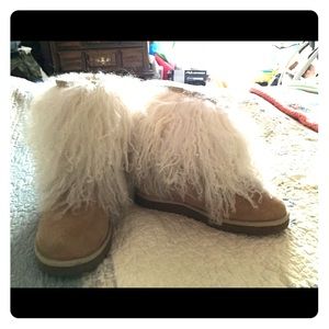 UGGS, shaggy look. Beautiful tan in color. Size 8