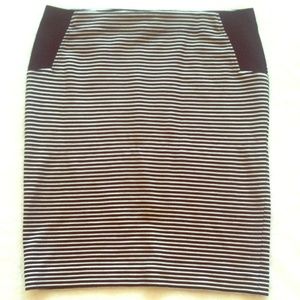 BCBG STRIPED MINI SKIRT SIZE: LARGE