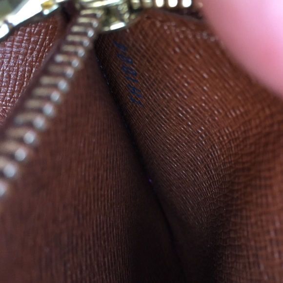 Louis Vuitton Sarah Wallet - Picture 3 of 10