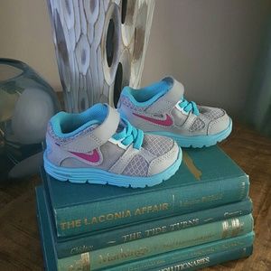 *SOLD IN BUNDLE* Nike children's sneaker size 5